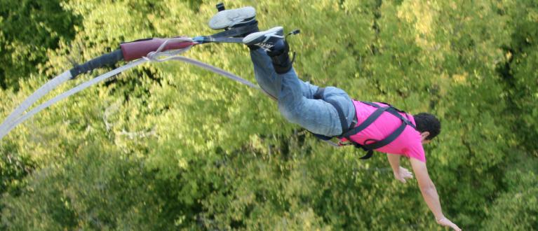 Saut à l'élastique.